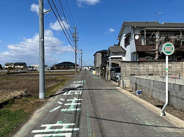 前面道路は交通量の少ない道路です。ゆとりがあり、駐車時もゆっくりと落ち着いて行える立地環境になっています♪