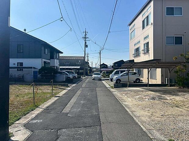 前面道路は、道路幅も広く、駐車もゆとりをもって行える環境になっています。お車の出し入れが苦手なママや小さなお子様にも安心ですね。舗装もされていて、ベビーカーや自転車で通っても快適に通行できます。