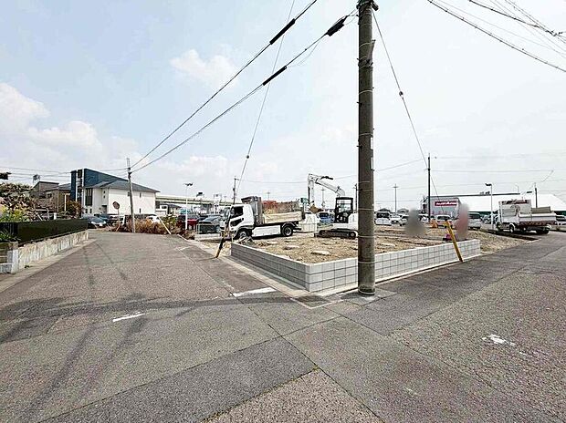 前面道路は交通量の少ない道路です。ゆとりがあり、駐車時もゆっくりと落ち着いて行える立地環境になっています♪　　