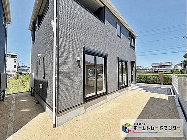 ☆庭☆
お子様やわんちゃんに嬉しい。走り回る元気な姿をみてご家族も充実した休日を過ごせそう。ガーデニングにも。