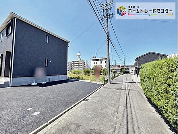 (2号棟前)
前面道路は交通量の少ない道路です。ゆとりがあり、駐車時もゆっくりと落ち着いて行える立地環境になっています♪