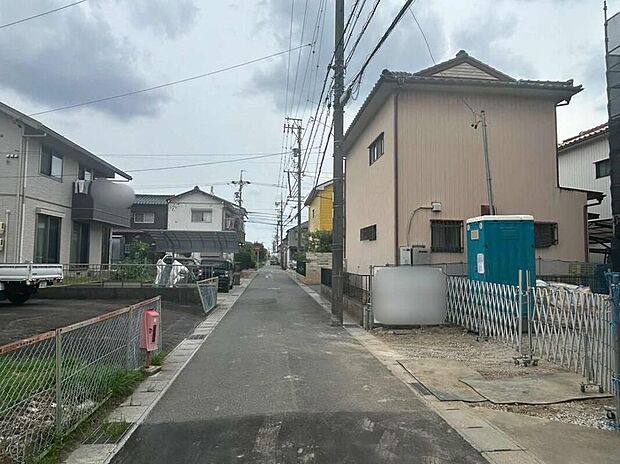 前面道路は交通量の少ない道路です。ゆとりがあり、駐車時もゆっくりと落ち着いて行える立地環境になっています♪