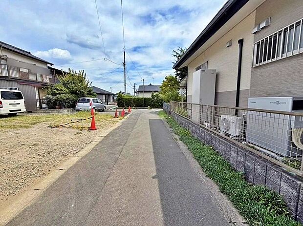 前面道路や約4.5mで交通量の少ない道路です。落ち着いた住環境ながら市街地が近く生活にも便利なエリアです♪小学校は徒歩6分とお子様の通学も負担が少なく安心♪