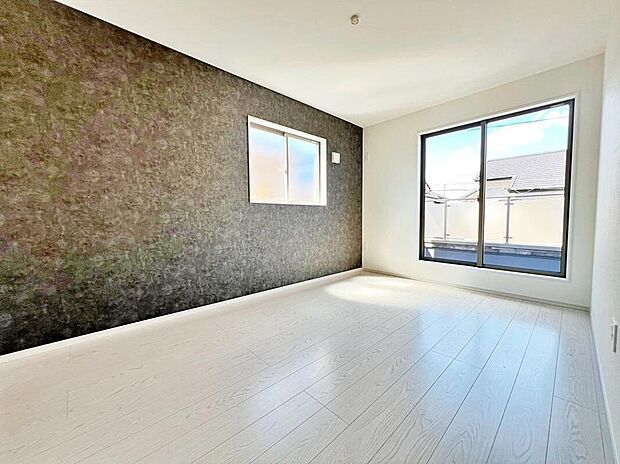 2号棟☆
穏やかな光が差し込む室内には、穏やかな時間が流れます。休日には、落ち着いた空間で自分の趣味を楽しむのはいかがですか。