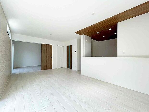 【リビング】ご家族みんなで長い時間を過ごすリビングは一番居心地のいいものであって欲しいですね。開放感のある広々リビングに光と風を呼び込み、快適な住空間を実現します。