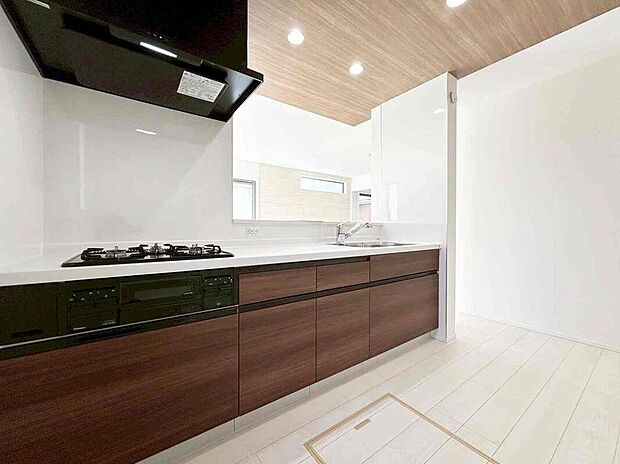 【キッチン】対面式キッチンからダイニングへお食事の受け渡しがスムーズにでき効率的です。お料理中もリビングが見渡せ安心♪会話がはずむ姿が想像できますね♪