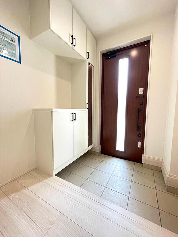 【玄関】２号棟
住まう人も来客も入った時にワクワクさせてくれるオシャレな玄関！
収納もたっぷりあるので、靴がたくさんあっても安心！
気持ちの良い朝は、毎日ここからスタートしていきます♪