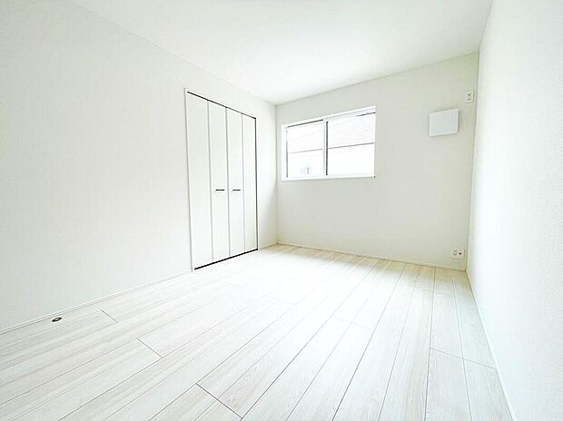 【リビング以外の居室】２号棟
充分な広さと収納機能を備えた部屋はお子様の自発性と成長を促します。お子様の成長を支える、勉強や好きなことに没頭する学びの空間にどうぞ。