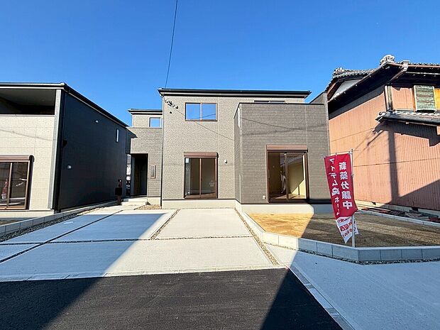 【現地外観写真】全４邸☆　２号棟
室内完成しました！本日内覧可能です♪ぜひ現地にて、実際の建物・街並み・日当たり等ご確認下さい♪お気軽にお問い合わせください☆