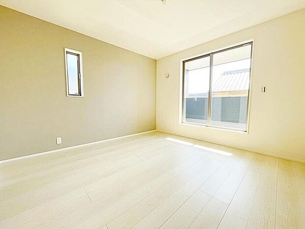 【リビング以外の居室】４号棟
広々とした居住空間は日々の暮らしを彩り、心のやすらぎと満足感を与えてくれます。通風と採光を考慮した設計は子供たちはのびのび育ち、家族でくつろぎと団らんを生み出します。