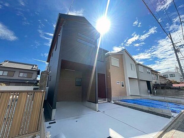 【現地外観写真】全3邸☆手前から3・2・1号棟
一戸建てのメリットは、「自分の土地」を自由に使えること。好きなペットが飼えるほか、ガーデニングやDIY、車やバイクの手入れなど様々な趣味を楽しめます♪