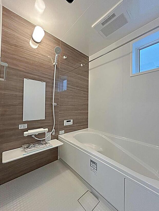 【浴室】３号棟
アクセントパネルで落ち着きのある雰囲気を演出したバスルーム♪毎日の疲れを癒やすバスタイムをお楽しみ下さい！浴室換気乾燥暖房機付きで、ジメジメした季節や雨の日には、浴室内干しも可能！