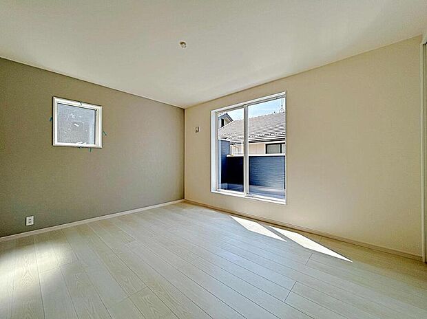 【 リビング以外の居室】３号棟
２面採光を施した為、晴れの日の日中はいつも明るい室内。窓を開放すれば気持ちの良い風が入り込んできます。　