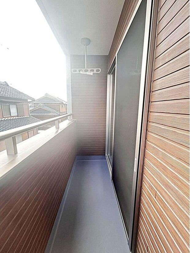 【 バルコニー】広々と気持ちの良いバルコニーが２面ございます！
南面に位置しているので陽当たりもよく明るく爽やか！洗濯物が気持ちよく乾き、陽差しをたっぷりと浴びたお布団はふかふかの仕上がりに。