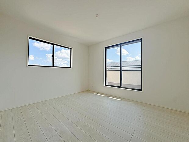 【リビング以外の居室】2面採光を施した為、晴れの日の日中はいつも明るい室内です。
窓を開放すれば気持ちの良い風が入り込んできますよ♪