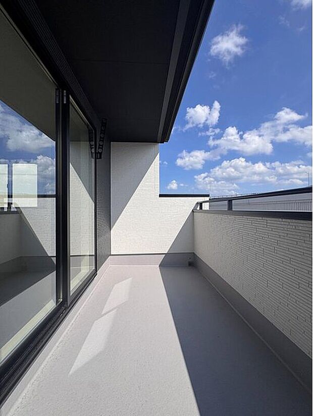 【バルコニー】南側広々バルコニー♪家族分の洗濯物もしっかり干せます。日当たりも良く、毎日のお洗濯が楽しくなりそう♪