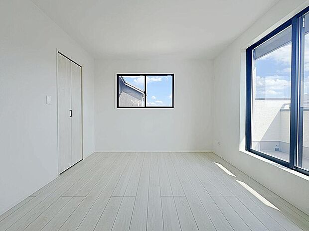 【リビング以外の居室】通風・採光にも優れ、心地よい光と風があふれています。 豊かな居住性とプライドを満たすクオリティが見事に調和した住空間。新築戸建でなければ体感できないひとときをご体感頂ける筈です。