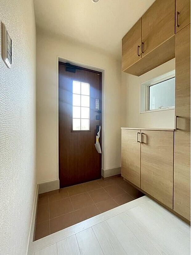 【リビング】１号棟
玄関廻りは何かと、モノが増えてしまうものです！土間収納があることで、いつでもスッキリとした玄関でお迎えできます♪