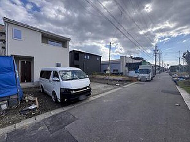 【前面道路含む現地写真】前面道路は、道路幅も広く、駐車もゆとりをもって行える環境になっています。お車の出し入れが苦手なママや小さなお子様にも安心ですね。舗装もされていて、ベビーカーや自転車で通っても快適に通行できます。