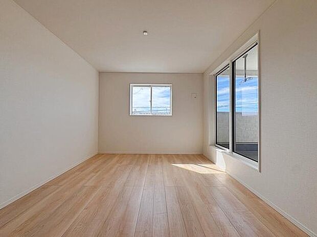 【リビング以外の居室】３号棟
充分な広さと収納機能を備えた部屋はお子様の自発性と成長を促します。お子様の成長を支える、勉強や好きなことに没頭する学びの空間にどうぞ。