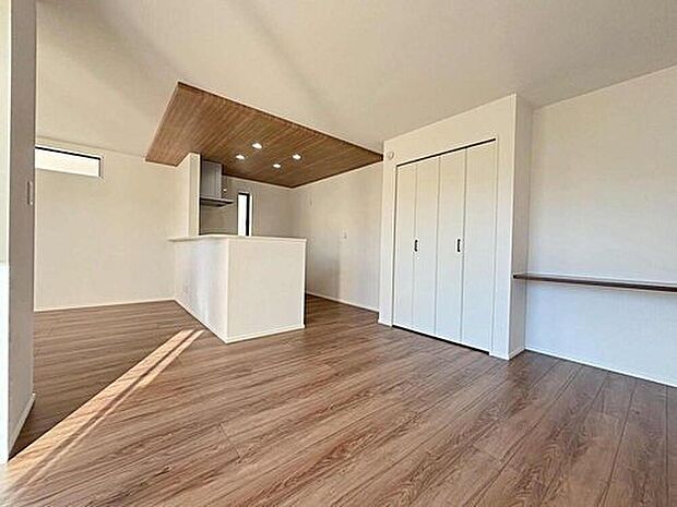 【 リビング】５号棟
大切なご家族が集まるからこそＬＤＫはこだわりたい！休日はおひさまの光をたっぷりと取りこめるリビングでゆったりと過ごしませんか？