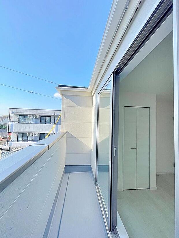 【バルコニー】陽当りの良いバルコニーは、一度にたくさんのお洗濯物が干せるのが魅力！バルコニーは洗濯物を干すだけの場所じゃなく、家族のゆとりのある時間を演出するプライベート空間。