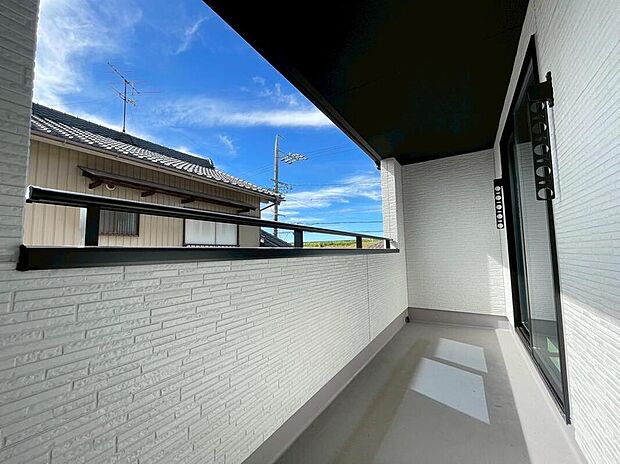 【バルコニー】２号棟
家族分の洗濯物もしっかり干せます。日当たりも良く、毎日のお洗濯が楽しくなりそう♪お布団は手軽に干せていつもポカポカに☆