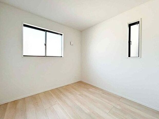 【リビング以外の居室】通風・採光にも優れ、心地よい光と風があふれています。 プライドを満たすクオリティが見事に調和した住空間。新築戸建でなければ体感できないひとときをご体感頂ける筈です。