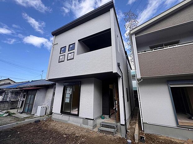 【現地外観写真】全３邸☆　３号棟
完成に向けて現在建築工事中です☆設備や構造などご説明いたします！お気軽にお問い合わせください♪