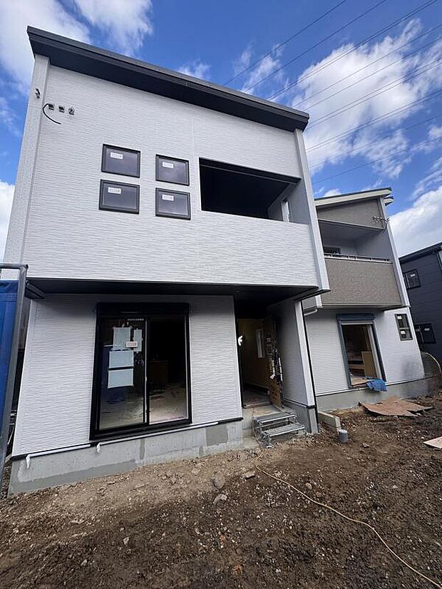 【現地外観写真】全３邸☆　３号棟
建築中のためモデルハウスで構造説明会を開催しております☆設備や構造などご説明いたします！お気軽にお問い合わせください♪