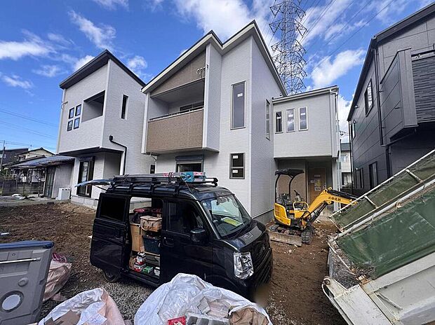 【現地外観写真】全３邸☆　２号棟
完成に向けて現在建築工事中です☆設備や構造などご説明いたします！お気軽にお問い合わせください♪