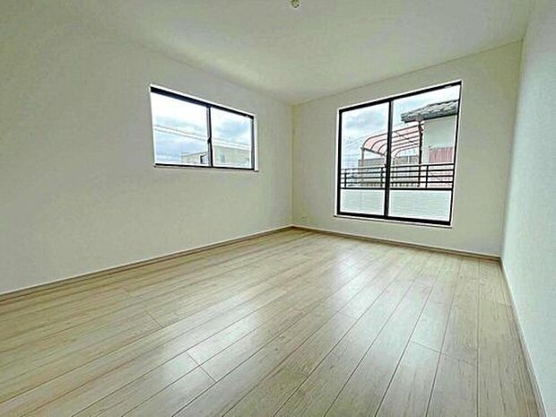 【リビング以外の居室】通風・採光にも優れ、心地よい光と風があふれています。 豊かな居住性とプライドを満たすクオリティが見事に調和した住空間。新築戸建でなければ体感できないひとときをご体感頂ける筈です。