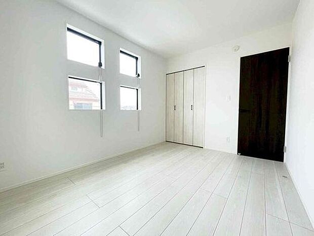 【リビング以外の居室】２号棟
充分な広さと収納機能を備えた部屋はお子様の自発性と成長を促します。お子様の成長を支える、勉強や好きなことに没頭する学びの空間にどうぞ。