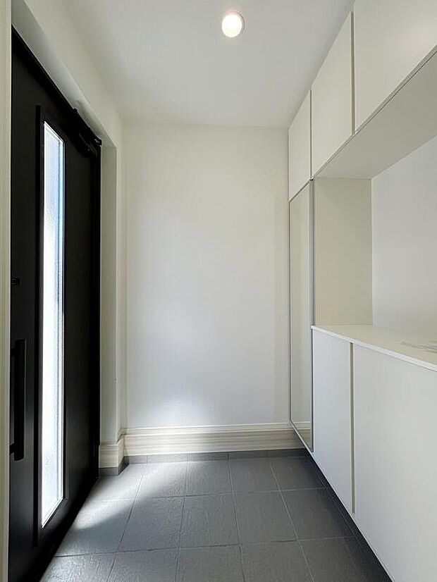 【玄関】１号棟
上質感漂う玄関へのアプローチ。居住者の帰り、訪れる方を優しく迎える・安らぎに満ちた生活空間を予感させる。健やかな暮らしを楽しめそう♪