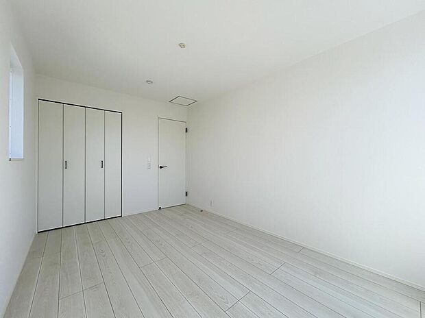 【リビング以外の居室】1号棟
充分な広さと収納機能を備えた部屋はお子様の自発性と成長を促します。お子様の成長を支える、勉強や好きなことに没頭する学びの空間にどうぞ。