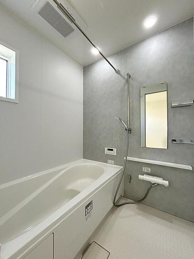 【浴室】１号棟
アクセントパネルで落ち着きのある雰囲気を演出したバスルーム♪毎日の疲れを癒やすバスタイムをお楽しみ下さい！浴室換気乾燥暖房機付きで、ジメジメした季節や雨の日には、浴室内干しも可能！