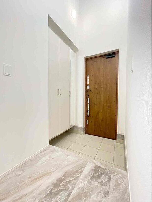 【玄関】1号棟
明るくて清潔感溢れる玄関ホール。下駄箱は可動式の収納付きです♪
散らかりがちな玄関もいつもすっきりと片付きますよ。