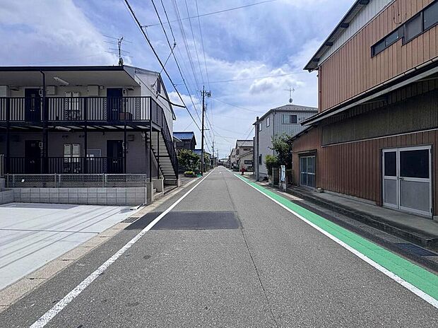 【前面道路含む現地写真】前面道路は交通量の少ない道路です。ゆとりがあり、駐車時もゆっくりと落ち着いて行える立地環境になっています♪　　　　