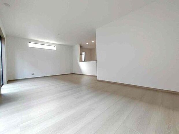 【リビング】B号棟
大切なご家族が集まるからこそLDKはこだわりたい!休日はおひさまの光をたっぷりと取りこめるリビングでゆったりと過ごしませんか?子供たちが元気に笑いながら走り回っても十分な広さの空間です。