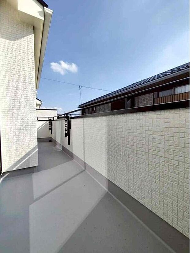 【バルコニー】B号棟
家族分の洗濯物もしっかり干せます。日当たりも良く、毎日のお洗濯が楽しくなりそう♪お布団は手軽に干せていつもポカポカに☆