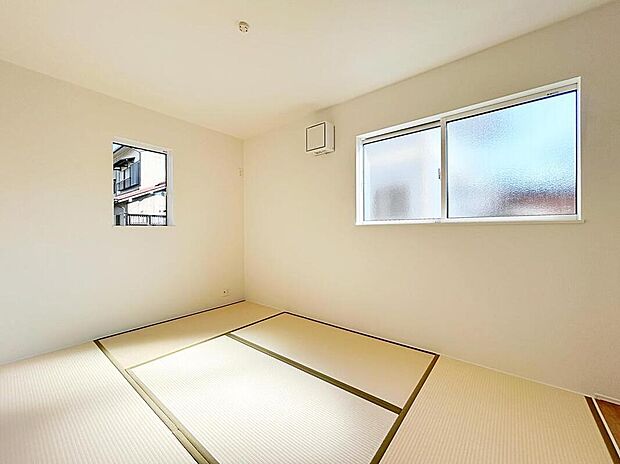 【和室】２号棟
LDKと隣接したタタミコーナー。
リビングから目が届く場所なので、お子様の遊び部屋・お昼寝スペースとして使うのもオススメです♪