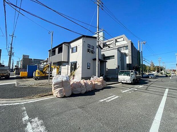 【現地外観写真】２号棟
角地ですので、日当たり・風通し良好♪新生活を明るくスタートできそうですね♪