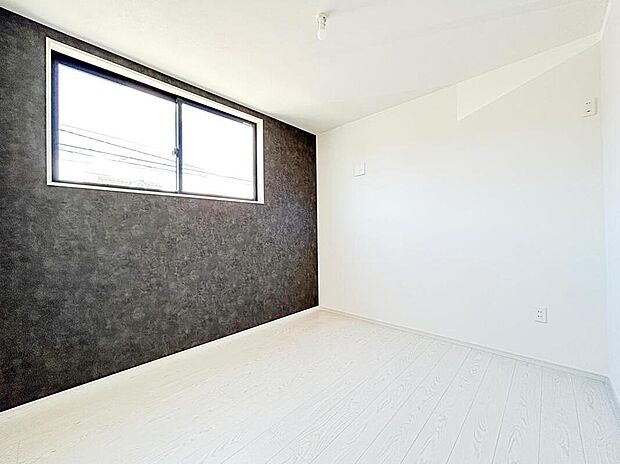 【リビング以外の居室】１号棟
通風・採光にも優れ、心地よい光と風があふれています。 豊かな居住性とプライドを満たすクオリティが見事に調和した住空間。新築戸建でなければ体感できないひとときをご体感頂ける筈です。