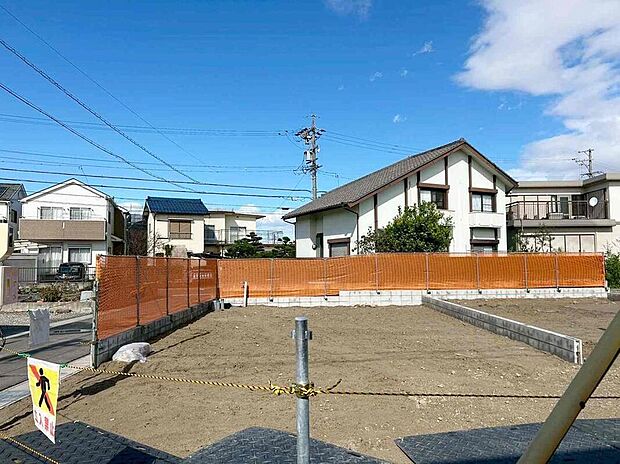 【現地外観写真】全２邸☆
建築中のためモデルハウスで構造説明会を開催しております☆設備や構造などご説明いたします！お気軽にお問い合わせください♪