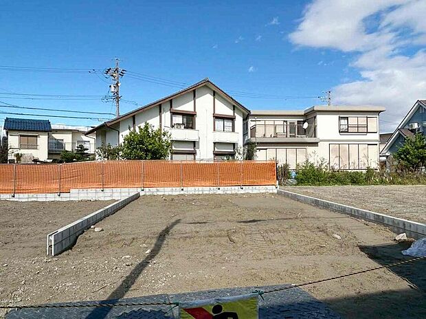 【現地外観写真】全２邸☆
完成に向けて現在建築工事中です☆設備や構造などご説明いたします！お気軽にお問い合わせください♪