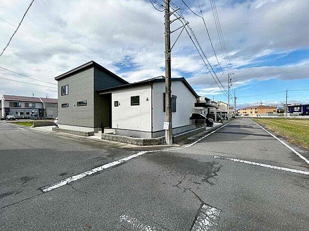 【前面道路含む現地写真】前面道路は交通量の少ない道路です。ゆとりがあり、駐車時もゆっくりと落ち着いて行える立地環境になっています♪　　　　　　