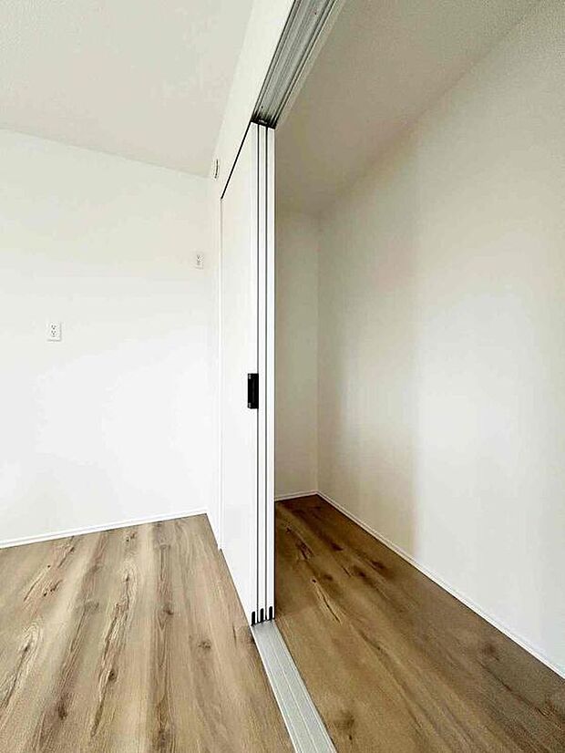 【パントリー（食糧庫）】キッチン横にはパントリー（食糧庫）がございます♪食品だけでなく、普段は使わない食器や調理器具なども収納可能です♪
