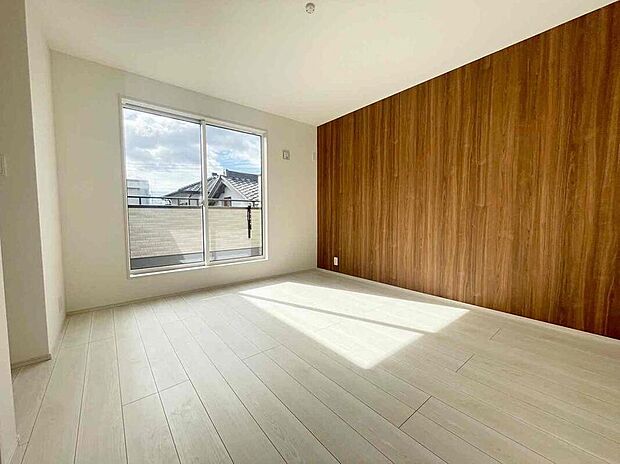 【リビング以外の居室】採光良好な為、晴れの日の日中はいつも明るい室内。窓を開放すれば気持ちの良い風が入り込んできます。