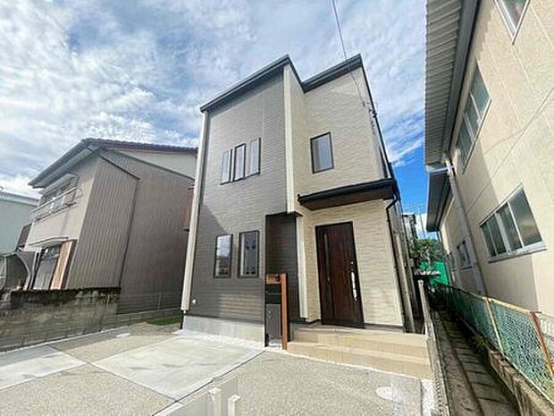 【 現地外観写真】一戸建てのメリットは、「自分の土地」を自由に使えること。好きなペットが飼えるほか、ガーデニングやＤＩＹ、車やバイクの手入れなど様々な趣味を楽しめます♪