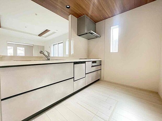 【キッチン】収納力豊富なシステムキッチン。大型スライド収納付きで、すっきり片付けやすいキッチンです。
床下収納もついてたっぷり収納できます♪